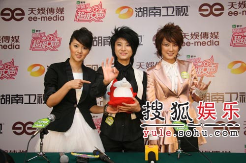 The top three winners of the popular 'American Idol'-style contest, the 'Super Voice Girl Contest' smile at the audience at the finals in Changsha, Central China's Hunan Province Friday, September 29, 2006.