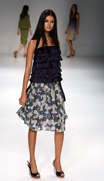 A model presents a creation by Portuguese designer Anabela Baldaque during the Spring/Summer 2007 Portugal fashion week in Porto October 26, 2006.