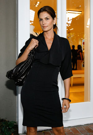 Actress Cindy Crawford poses at the opening of the Oscar De La Renta boutique in Los Angeles April 18, 2007. The evening will also benefit the Entertainment Industry Foundation's Women's Cancer Research Fund.