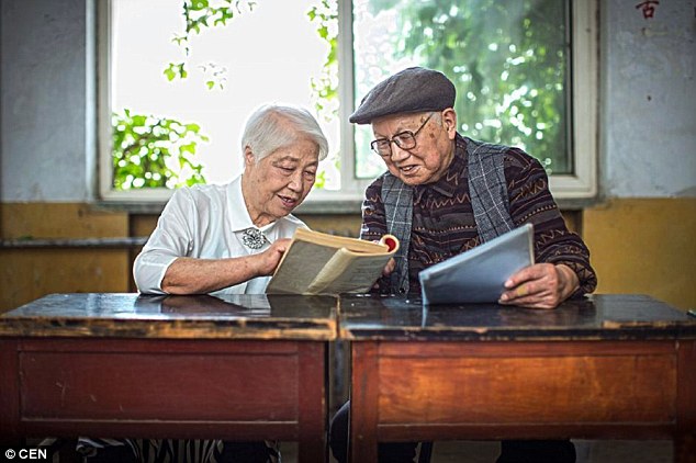 河北九旬老夫妻拍時尚大片慶祝結(jié)婚64年（組圖）