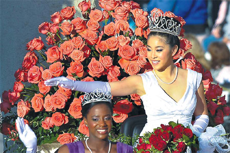 Sunshine, big crowds greet Rose Parade