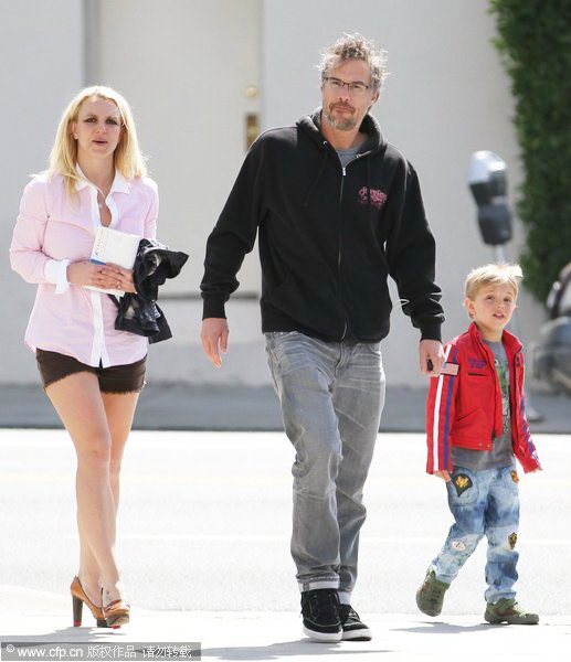 Star Tracks in March:Nicole Kidman and her family at airport