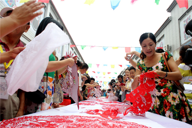 Paper-cutting honored at Hebei art festival