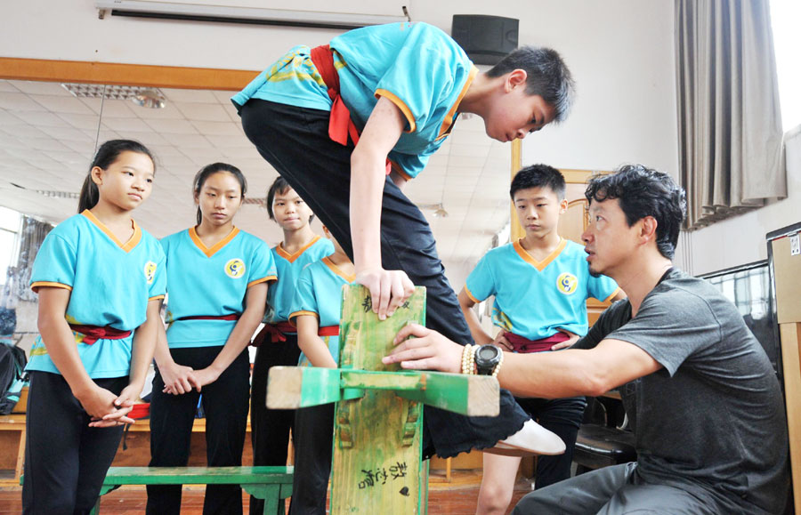 Taiwan students learn acrobatics in Kunming