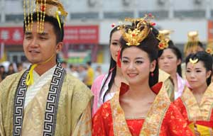 Students learn weaving Li brocade in Haikou