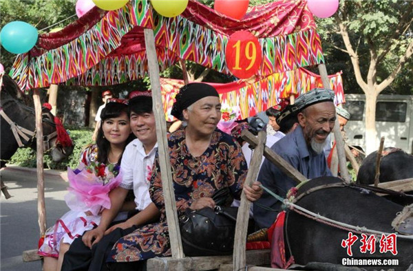 100 couples join group wedding in Xinjiang