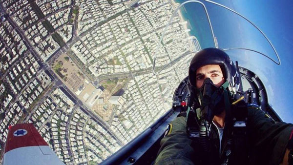 Pilots' selfies go viral online