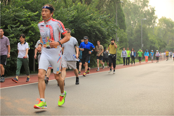 Runners head to park early to beat summer heat