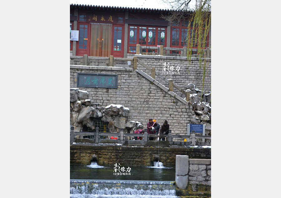 People enjoy the 'spring water life' in winter of Jinan