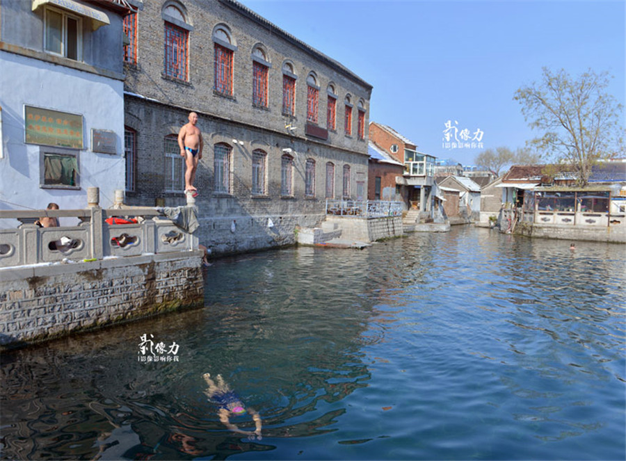 People enjoy the 'spring water life' in winter of Jinan