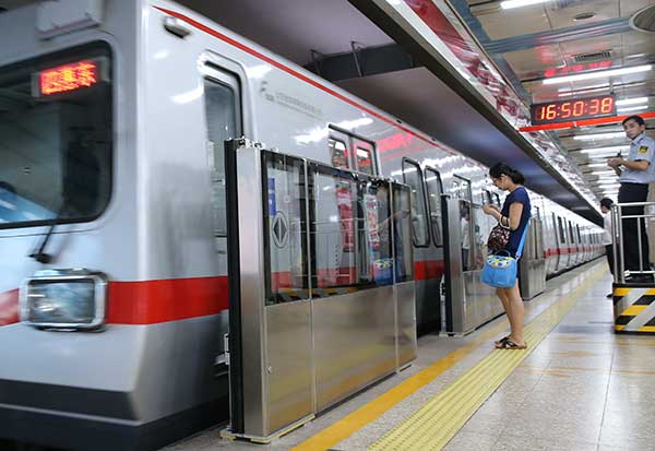 Beijing subway line gets safety doors