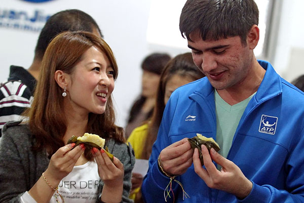 International students learn how to make zongzi