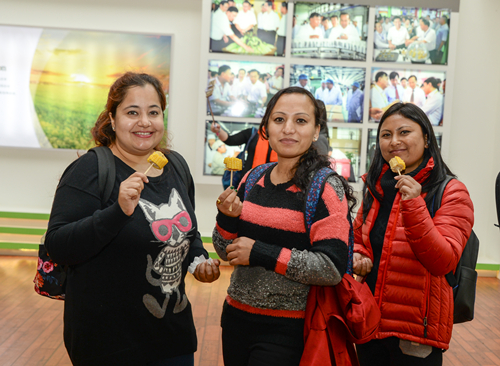 Foreign students studying in Jilin province visit Northeast Agricultural Base