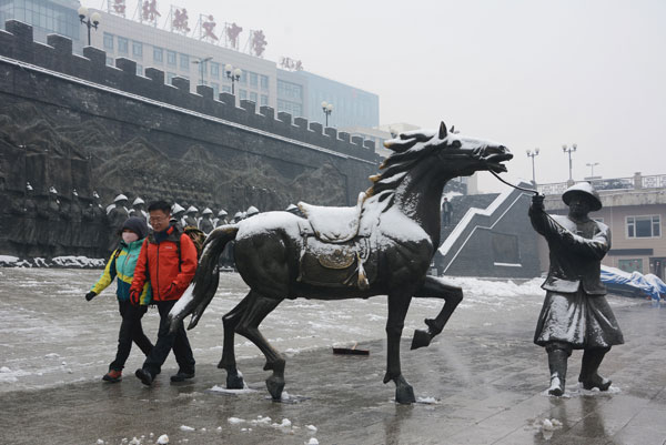 Snow haunts river town in NE China