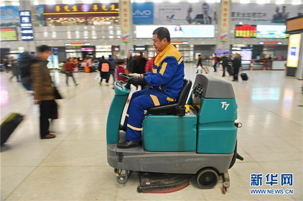 Cleaner on Spring Festival travel road