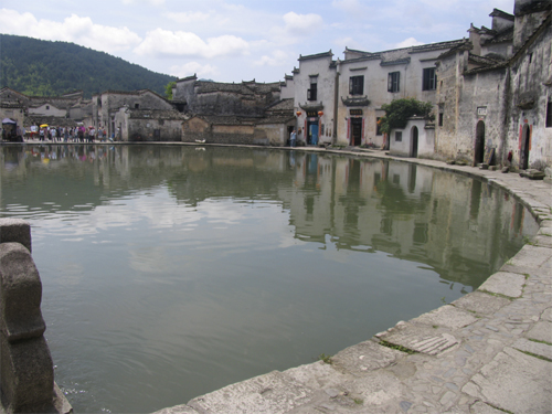 Overseas travel agencie visits Hongcun Village