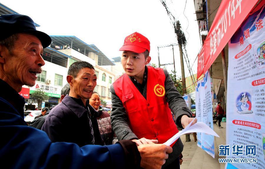 Sichuan Volunteers explain Constitution to local residents