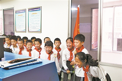 Primary students visit court in S China