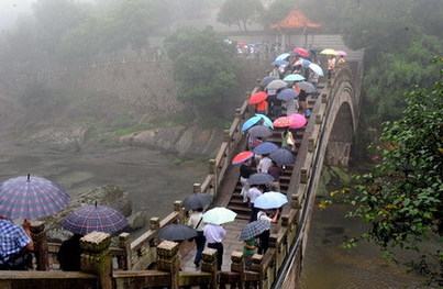 雨中游