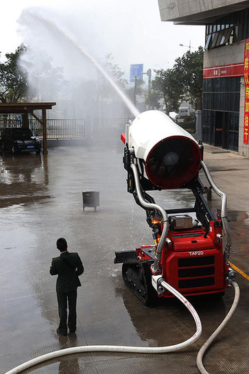 Multifunctional firefighting robot unveiled in Xiamen