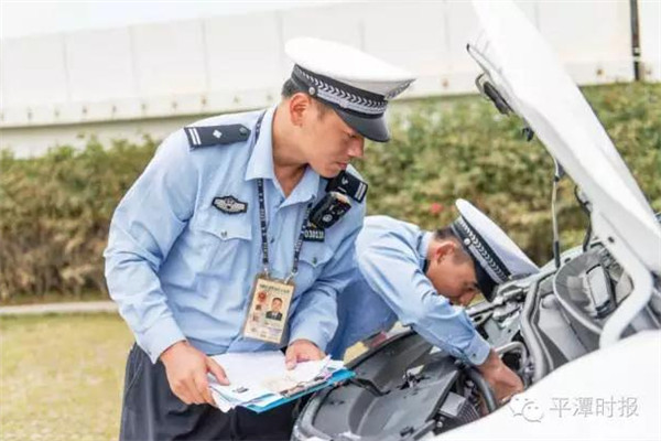 Two Taiwan-licensed cars wheel into Pingtan