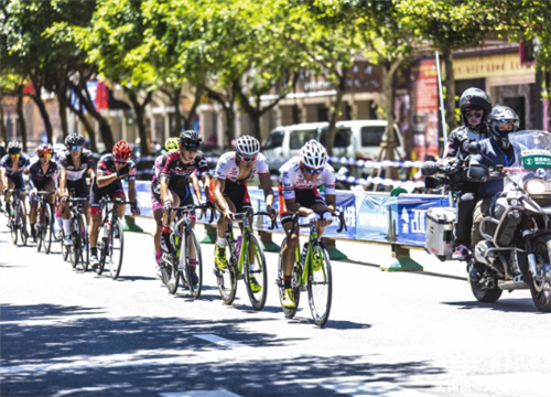 Cyclists give Pingtan the thumbs up