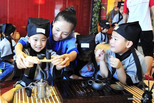 Traditional class attracts many children in Lanzhou