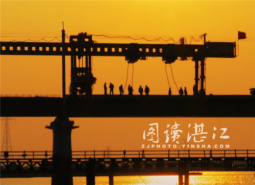 Girders on cross-sea bridge erected for Donghai Island Railway