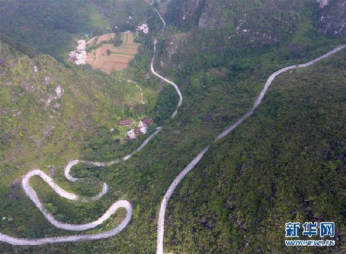 Roads cross mountains in Du'an