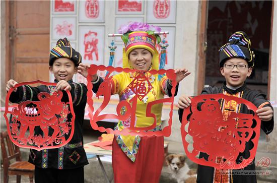 Paper-cutting skills of the Mulao ethnic group