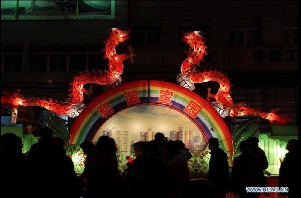 Pepole celebrate Lantern Festival in China's Hebei