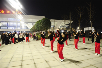 Henan section of Zhengzhou-Wanzhou high-speed railway attracts people