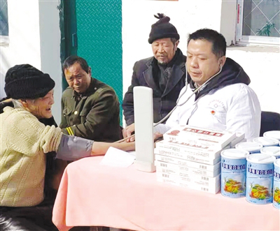 Village doctor carries out free clinic in Nanyang