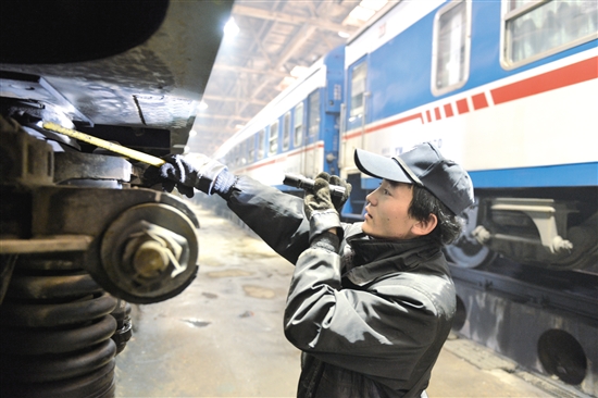 Railway staff in North China spend Spring Festival away from home