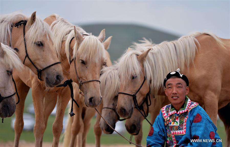 Local herdsmen celebrate traditional festival in Inner Mongolia