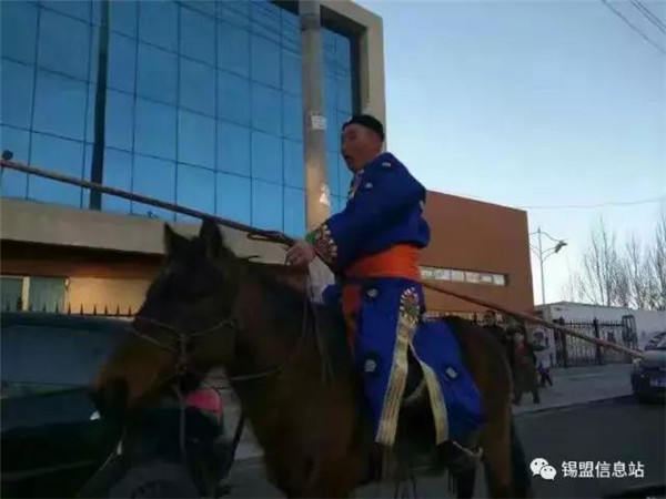 Mongol-style school opening day stuns netizens