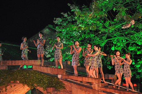 Cheongsam puts in a stunning appearance on Zhouzhuang's Twin Bridge