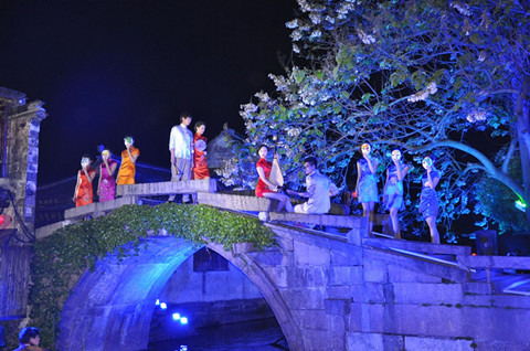 Cheongsam puts in a stunning appearance on Zhouzhuang's Twin Bridge