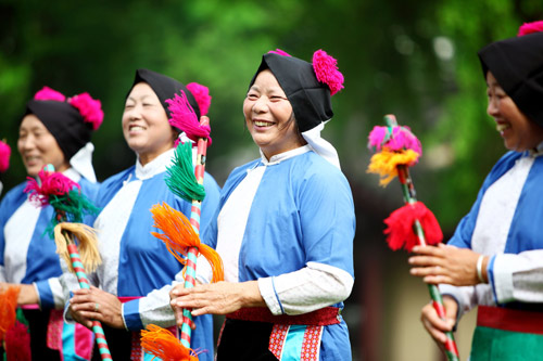 Luzhi ancient town holds colorful folk activities on National Day