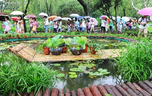 20th Lotus Festival kicks off at E China's Zhuozheng Yuan Garden