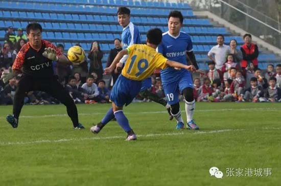 Local kids run rings around CCTV hosts in Zhengjiagang soccer match