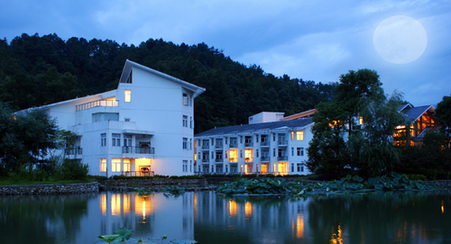 Tianmu Hot Spring Resort on Mingyue Mountain