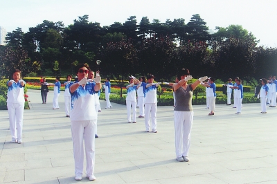 NE China's women turn square dancing into a fashion