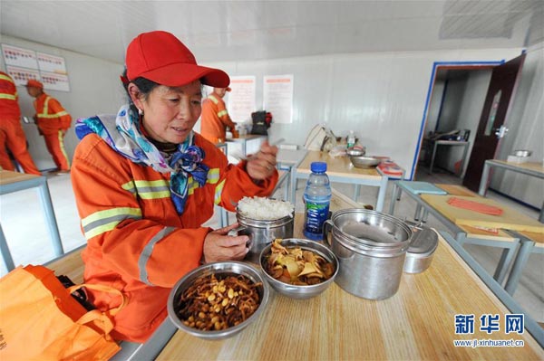 NE China gives street cleaners better logistical support