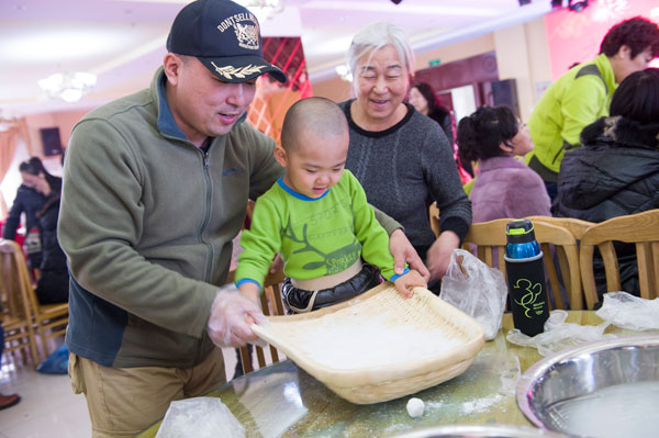 NE China celebrates Lantern Festival