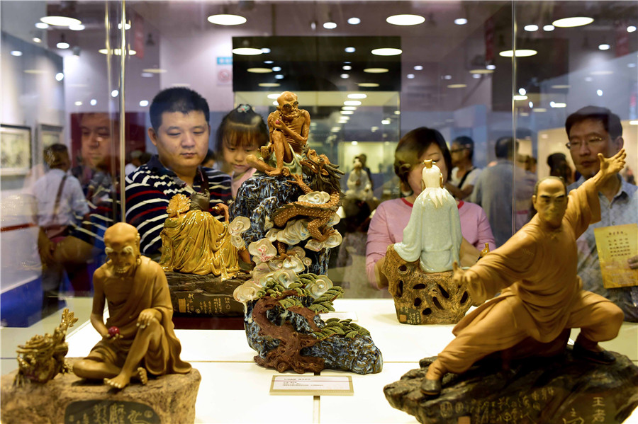 People view handicrafts at 4th China Intangible Cultural Heritage Expo in Jinan