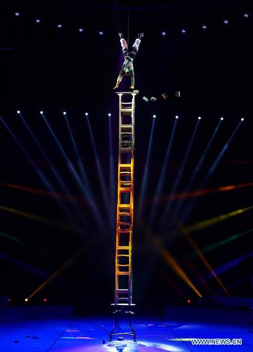 Top acrobats compete in Penglai