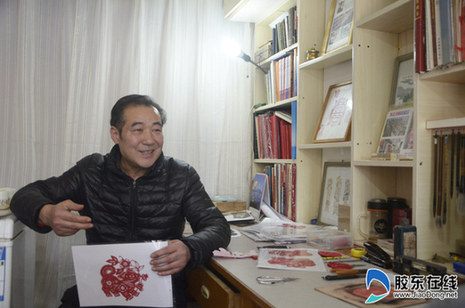 Folk artist devoted to paper-cutting