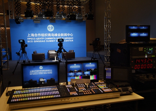 Volunteers at media center ready for SCO Qingdao Summit