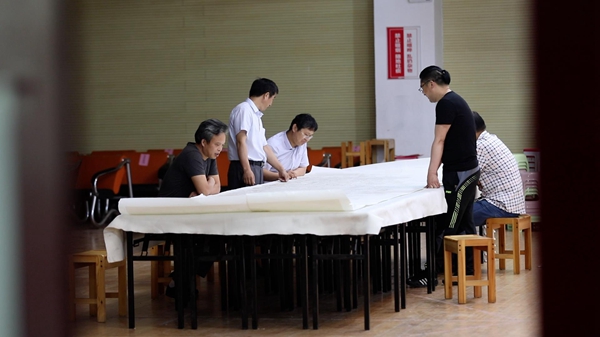 Farmers' paintings on display in lobby of Qingdao SCO summit